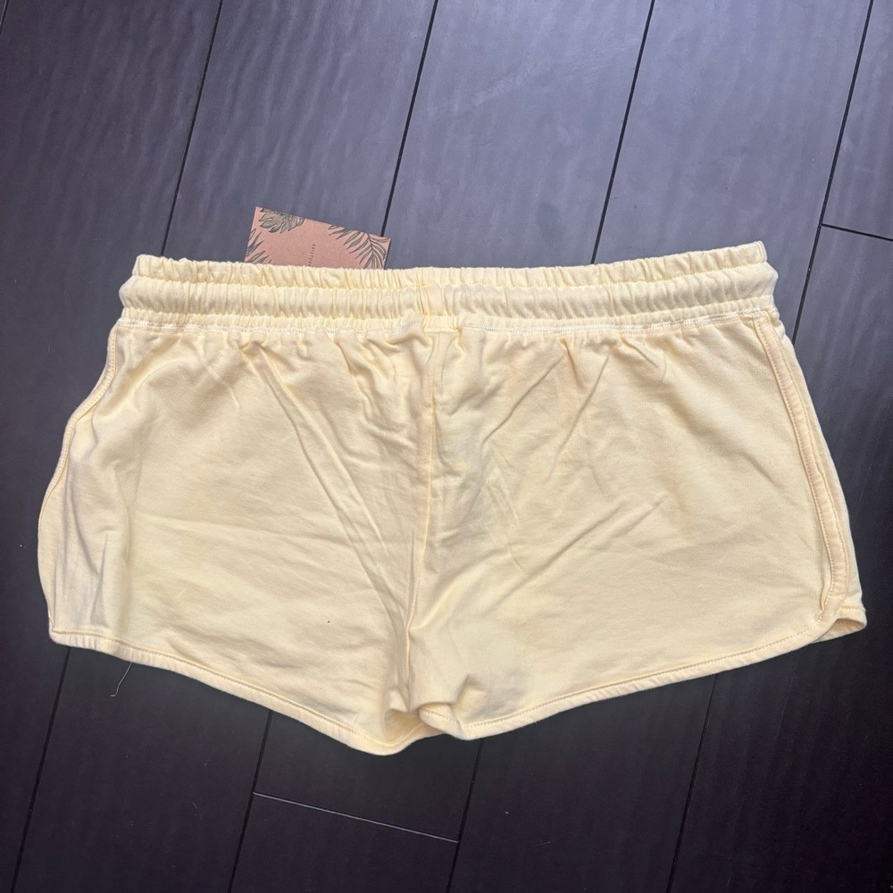 NWT Daybreak soft yellow cotton drawstring dolphin shorts size M - Picture 4 of 4